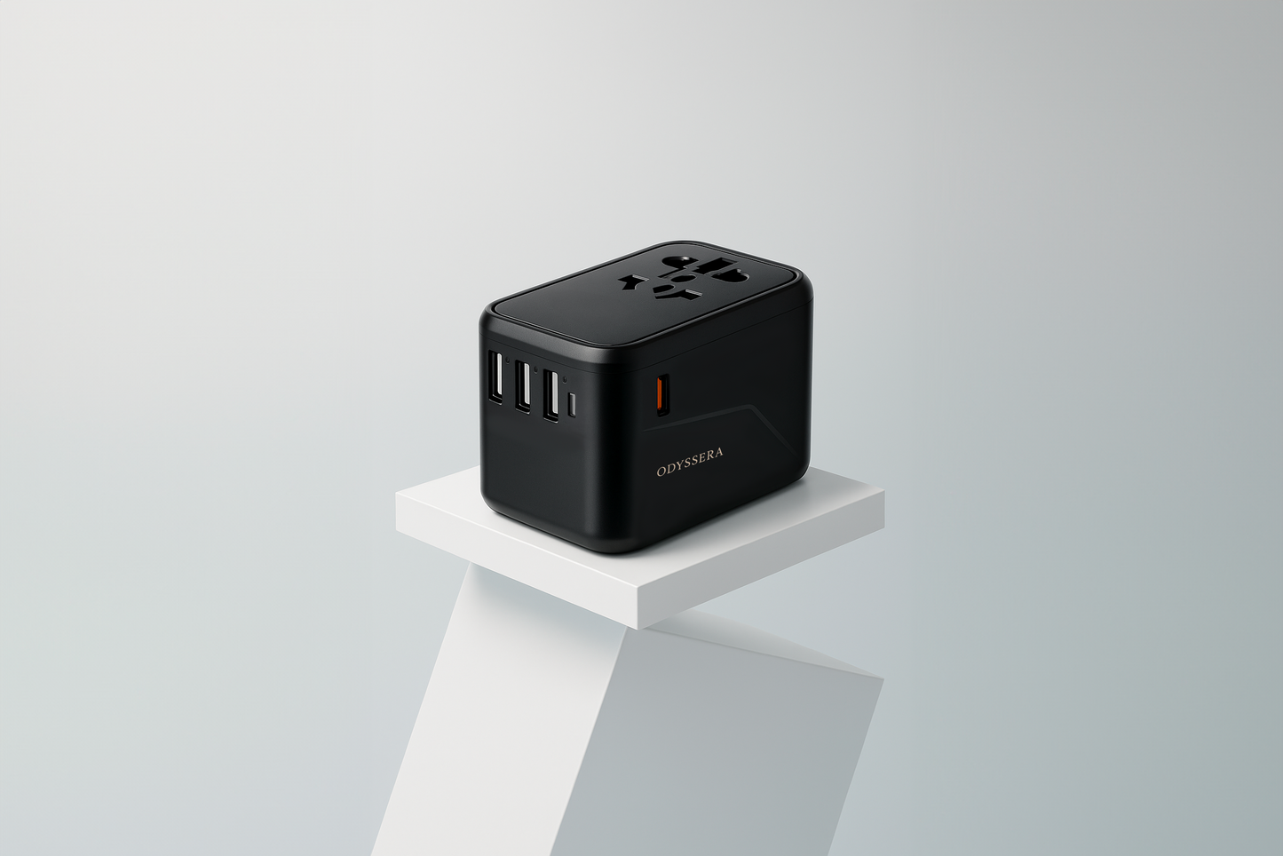 Voltao. Un seul adaptateur pour tous vos voyages. | 4 ports + 4 prises mondiales