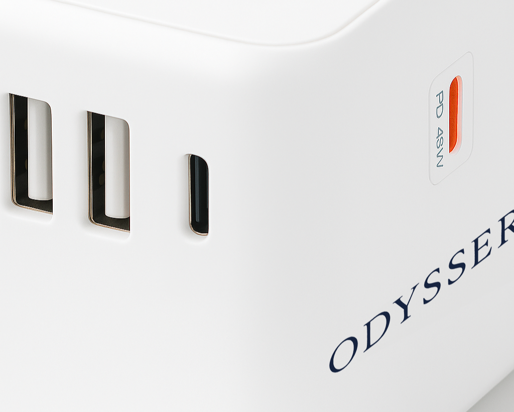 Voltao. Un seul adaptateur pour tous vos voyages. | 4 ports + 4 prises mondiales